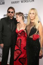 Like Mother Like Daughter, Miley Cyrus dan Sang Ibu Adu Keseksian