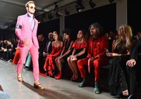 Duduk di barisan depan fashion show, ibu dan anak itu sukses mencuri perhatian. Neilson Barnard/Getty Images/detikFoto.