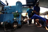 Seorang tersangka yang dihadirkan dengan penjagaan pihak keamanan memasukkan sabu dan ekstasi ke dalam alat itu hingga terbakar habis.