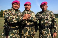 (Kiri ke kanan) Kolonel (Mar) Imam Sopingi, Mayjen (Mar) Buyung Lalana, dan Kolonel (Mar) Budi Purnama melakukan salam komando. Pool/Muhajir Arifin/detikFoto.
