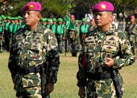 Kolonel (Mar) Budi Purnama (kiri) dan Kolonel (Mar) Imam Sopingi (kanan) mengikuti upacara serah terima jabatan Komandan Komando Latih Korps Marinir (Dankolatmar). Pool/Muhajir Arifin/detikFoto.