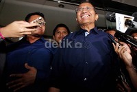 Dahlan terus mengumbar senyuman saat keluar Kejaksaan Agung.