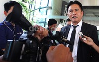 Pengacara Dahlan, Yusril Ihza memberikan keterangan.