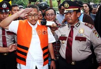 Anas sempat memberi hormat kepada awak media sebelum meninggalkan gedung KPK. Pool/Lamhot Aritonang/detikFoto.