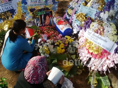 Makam Angeline Didatangi Peziarah