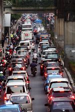 Jelang Tarawih Pertama, Kuningan Macet
