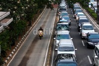 Pengendara sepeda motor nekat menerobos jalur TransJakarta untuk menghindari macet. Pool/Lamhot Aritonang/detikFoto.