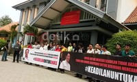 Puluhan pendukung Anas membentangkan spanduk di depan Lapas Sukamiskin Bandung.