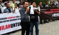 Mereka juga berorasi di depan Lapas Sukamiskin Bandung.