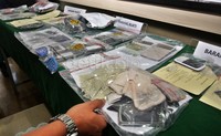 Dari para tersangka, polisi mengamankan sejumlah barang bukti. Lamhot Aritonang/detikFoto.