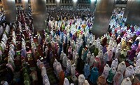 Ribuan jamaah melaksanakan salat tarawih di Masjid Istiqlal. Pool/Suhar Bimar/detikFoto.