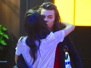 Harry Styles Kepergok Mesra dengan Model Victorias Secret, Ini Foto-fotonya
