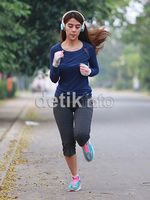 Mengintip si Manis Adinda Thomas Lari Sore-sore