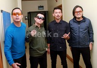 Band The Fly menggaet Rio Dewanto di lagu terbaru mereka berjudul 'Indah Pada Waktunya'. Pool/Gus Mun/detikFoto.