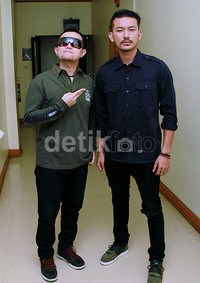 Rio dan vokalis The Fly, Kin memang sudah merencanakan kolaborasi sejak dulu. Pool/Gus Mun/detikFoto.