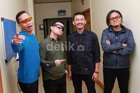 Rio dan band The Fly saat ditemui di kawasan Kebon Jeruk, Jakarta Barat, Rabu (17/6/2015). Pool/Gus Mun/detikFoto. Pool/Gus Mun/detikFoto.