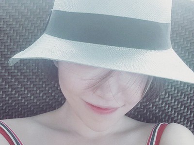 Red Hot! Ga In BEG Seksi Berbaju Renang di Tepi Laut
