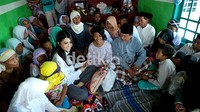     Di kesempatan itu, ia membawa keperluan sembako dan membagikannya untuk anak-anak yatim serta jompo dan janda.