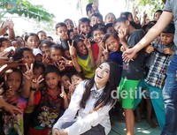 IDP dan para anak yatim berfoto bersama.