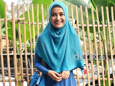 Shireen Sungkar Manis Berhijab Syari