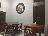 Dapur Nyai berada persis di seberang Cinere Bellevue. Tampak restoran ini dibuat dari bekas rumah. Interiornya pun tampak sederhana.