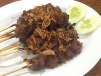 Sebanyak tujuh tusuk sate maranggi diberi taburan bawang goreng. Tekstur daging sapi lumayan empuk dengan bumbu cukup berempah. Rasanya paduan manis dan gurih. Bagian lemaknya menjadi juara sate maranggi.