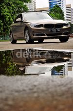 Sedan Maskulin BMW 320i Gran Turismo