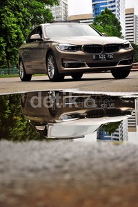 Desain eksterior dari mobil BMW Seri 3 tidak perlu diragukan lagi. Gen sedan yang sporty dan dinamis dengan kepraktisan serta fleksibilitas hadir dalam sedan ini. Pool/Reno Hastukrisnapati Widarto/detikFoto.