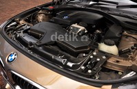 BMW 320i Gran Turismo hadir dengan mesin bensin empat silinder BMW TwinPower Turbo berkapasitas 1.997 cc. Diklaim, mesin itu mampu menyemburkan tenaga hingga 184 hp pada 5.000-6250 rpm dengan torsi puncak 270 Nm pada 1.250 – 4500 rpm. Pool/Reno Hastukrisnapati Widarto/detikFoto.     