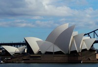 Dari sini pula Sydney Opera House terlihat berbeda. Jika di sisi lain terlihat seperti satu bangunan, di sini terlihat seperti 3 bangunan yang terpisah (Shafa/detikTravel)