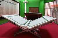 Bayt Al Quran mempunyai mushaf Al Quran terbesar dan terkecil di Indonesia. Mushaf tersebut diletakkan di ruangan khusus di dekat bagian informasi museum. Ini adalah mushaf terbesar yang diberi nama Mushaf Wonosobo (Kurnia/detikTravel)