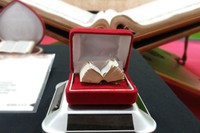 Mushaf terkecil di Indonesia adalah Mushaf Istanbul. Mushaf ini berukuran sekitar 1x1,5 cm dan merupakan hibah dari Istanbul, Turki (Kurnia/detikTravel)