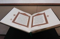 Selain mushaf Al Quran terkecil dan terbesar, Mushaf Istiqlal juga menjadi daya tarik bagi pengunjung. Mushaf ini tampak begitu indah dengan ragam hias dari 27 provinsi di Indonesia (Kurnia/detikTravel)