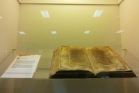 Mushaf tertua di Indonesia tidak ada di museum ini karena diletakkan di Leiden, Belanda. Tapi, Bayt Al Quran juga punya koleksi mushaf kuno. Ada Mushaf La Lino yang sudah ada sejak skeitar tahun 1800-an (Kurnia/detikTravel)