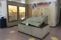 Musaka Pusaka dengan ukuran teks 50x80 cm diletakkan di dalam pelindung kaca. Dari informasi yang didapat, huruf pertama Basmalah di mushaf ini ditulis oleh Bung Karno dan huruf terakhir surah An Nas ditulis oleh Bung Hatta (Kurnia/detikTravel)