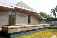 Masjid Bayt Al Quran masih menjadi bagian dari museum. Letaknya ada di lantai bawah. Setiap Jumat, masjid ini selalu ramai dengan jamaah salat Jumat (Kurnia/detikTravel)