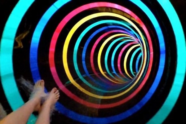 Perosotan Kolam Renang di Jerman atau Lorong Waktu?