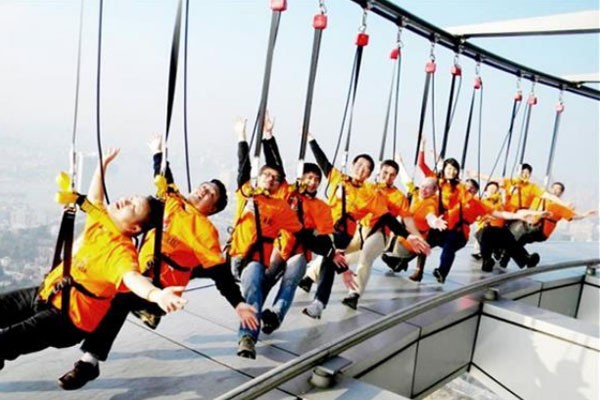 Sensasi Berjalan di Puncak Macau Tower, Berani Coba?