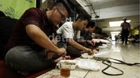 Warga yang berbuka puasa berasal dari sekitar masjid.
