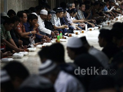 Ratusan Warga Buka Puasa Bersama di Istiqlal