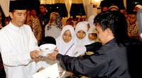 Jokowi mengambil bakso sebagai menu buka puasa. Rusman/Setpres/detikFoto.