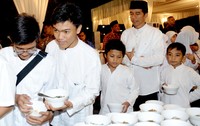 Jokowi antre untuk mengambil bakso. Rusman/Setpres/detikFoto.