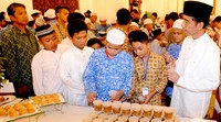 Jokowi bersama anak yatim mengambil takjil. Rusman/Setpres/detikFoto.