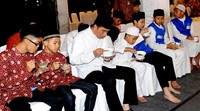 Jokowi makan bersama anak-anak yatim. Rusman/Setpres/detikFoto.