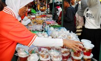 Pasar sore Ramadan yang digelar oleh Takmir Masjid Muthohirin mampu meningkatkan perekonomian masyarakat. Tahun ini panitia menargetkan omzet lebih dari Rp 2 miliar.