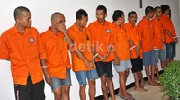 Para pelaku membagi-bagi perannya. Ada yang bertugas mengawasi calon target di bank dengan berpura-pura menjadi nasabah bank, dua pelaku lainnya yang di luar mengikuti mobil sasaran, disusul dua pelaku lainnya menggunakan motor. Di lampu merah, dua pelaku kemudian menempelkan paku yang terbuat dari besi payung yang ditempel di sepatunya ke ban mobil korban. Lamhot Aritonang/detikFoto.