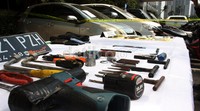 Polisi mengamankan sejumlah barang bukti dari para tersangka. Lamhot Aritonang/detikFoto.