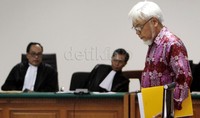 Suroso memasuki ruang sidang Pengadilan Tindak Pidana Korupsi Jakarta.