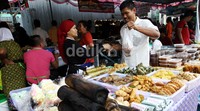 Berbagai menu buka puasa tersedia di tempat ini.
