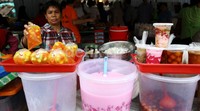 Mulai dari kolak hingga es buah dijajakan di pasar ini.